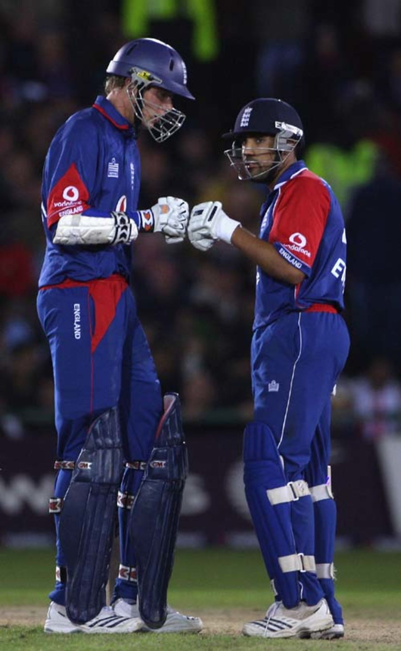 Stuart Broad and Ravi Bopara in a mid-wicket conference, England v India, 4th ODI, Old Trafford, August 30, 2007
