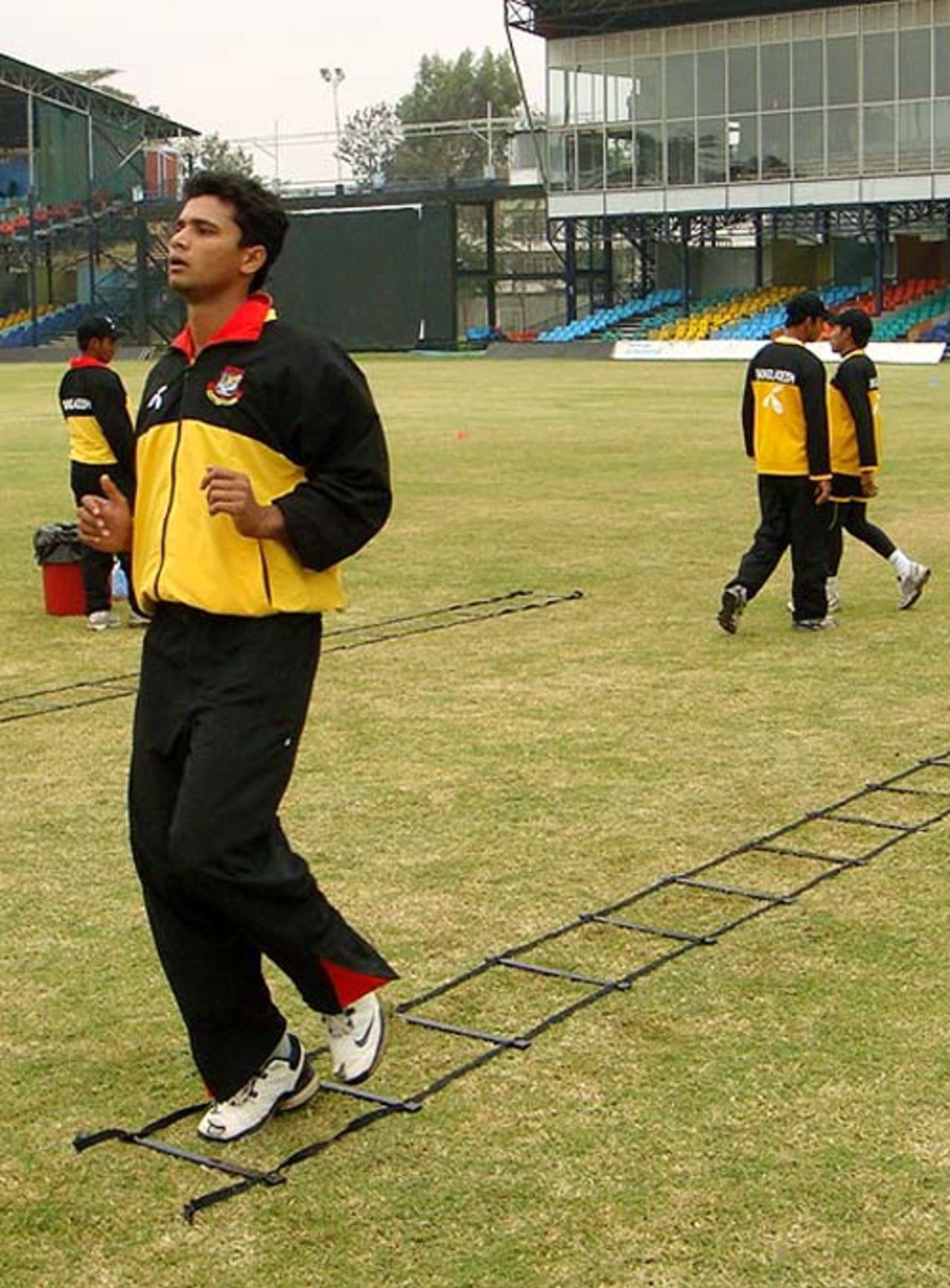 Mashrafe Mortaza goes through a fitness routine, Nairobi Gymkhana, August 31, 2007