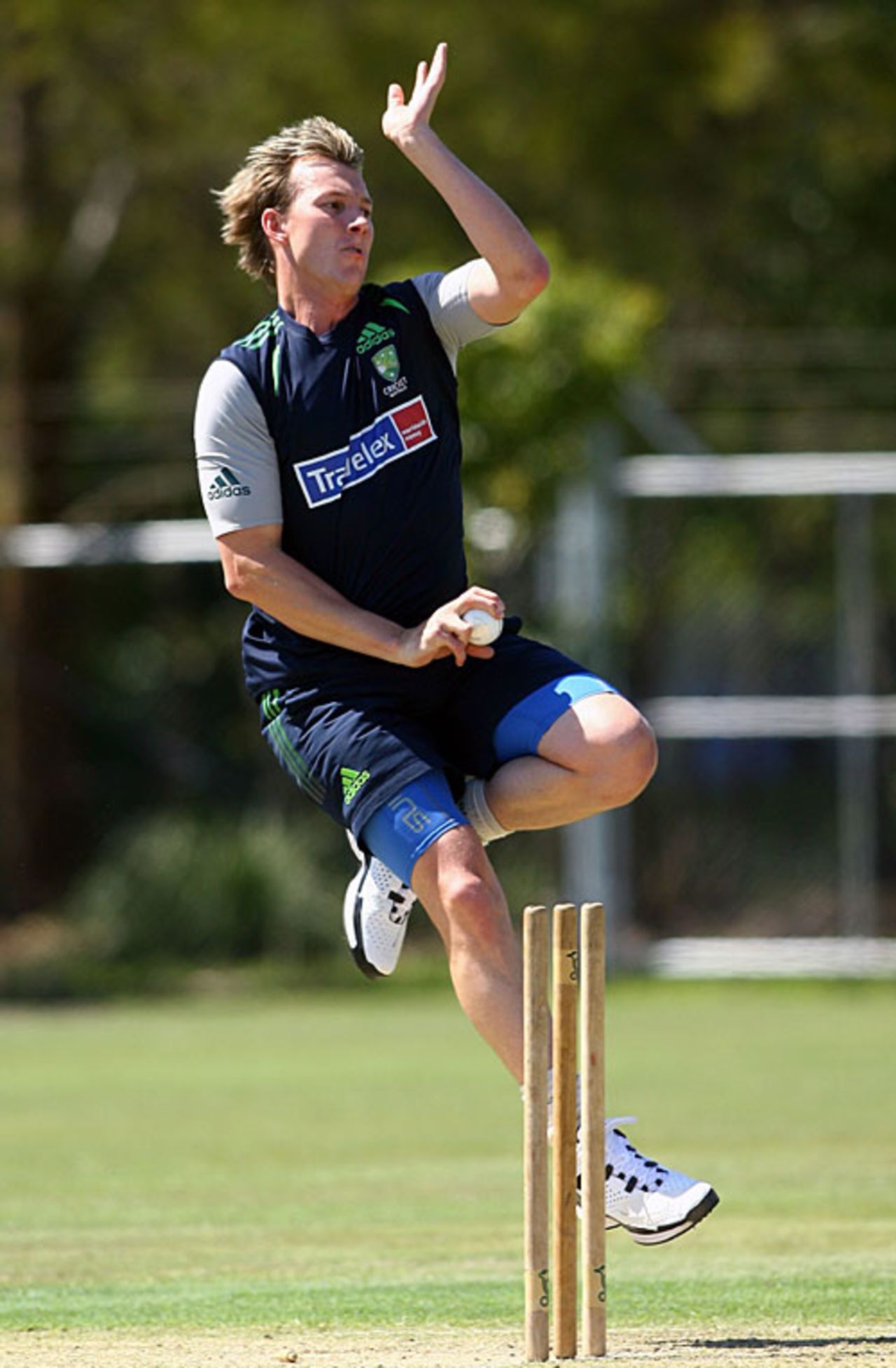 Brett Lee bowls during a practice session, Allan Border Field, Brisbane, September 1, 2007