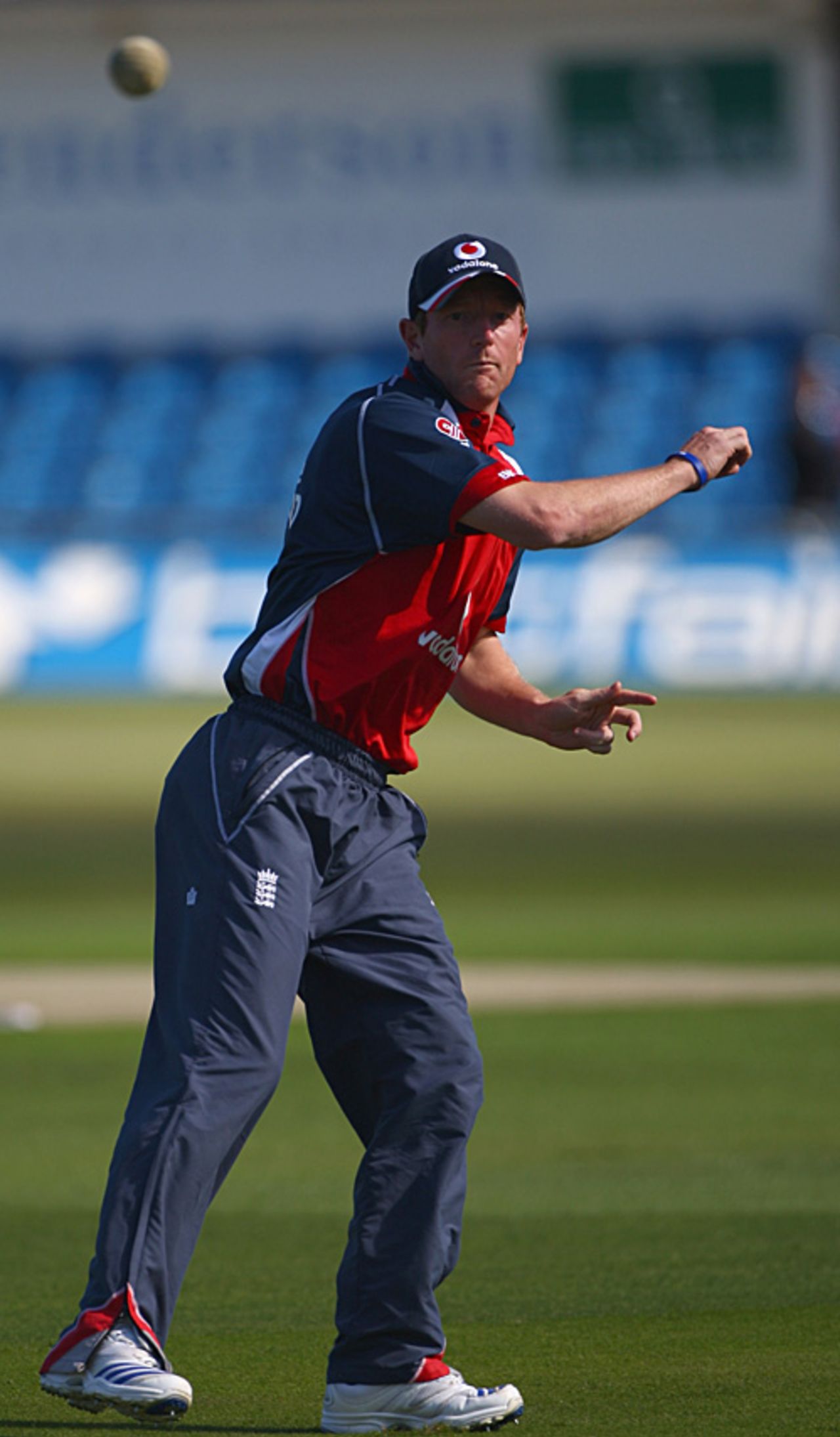 Paul Collingwood flings in a return during fielding practice, Headingley, September 1, 2007