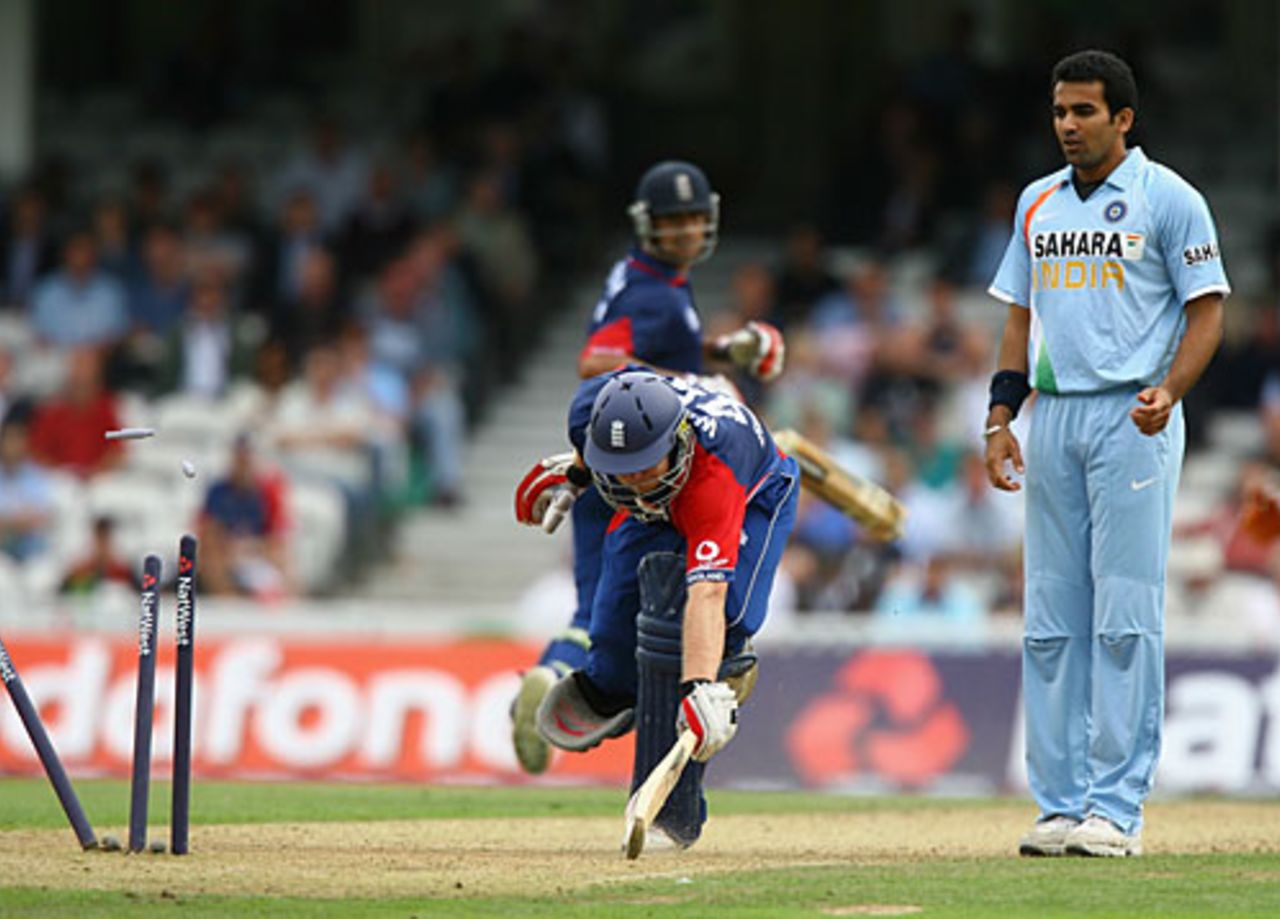 Luke Wright is run out by Robin Uthappa, England v India, 6th ODI, The Oval, September 5, 2007