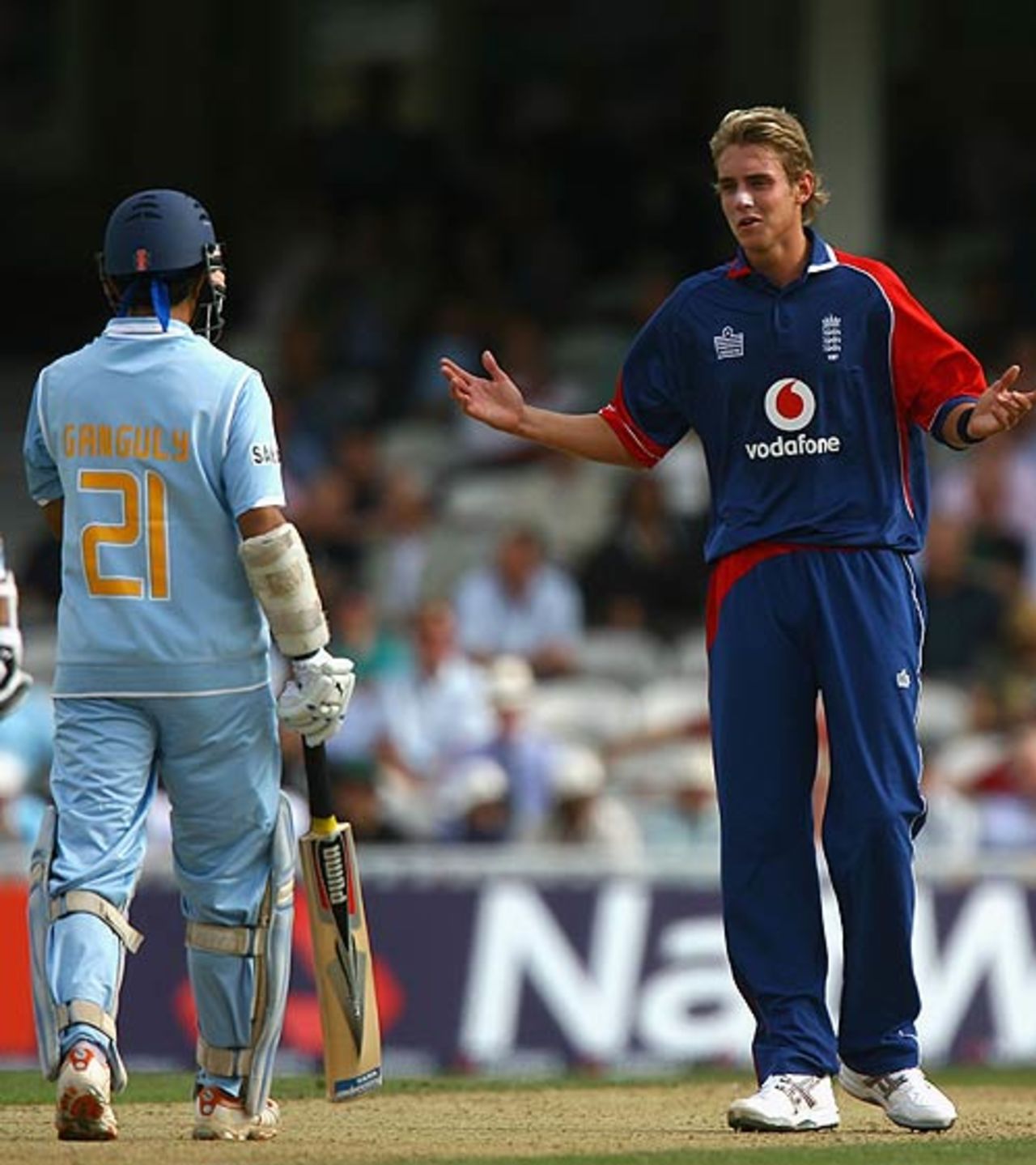 Frustration gets to Stuart Broad as he has a word with Sourav Ganguly, England v India, 6th ODI, The Oval, September 5, 2007