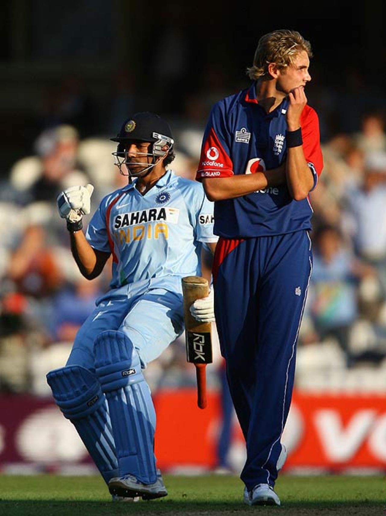 Robin Uthappa celebrates after hitting the winning runs off Stuart Broad, England v India, 6th ODI, The Oval, September 5, 2007