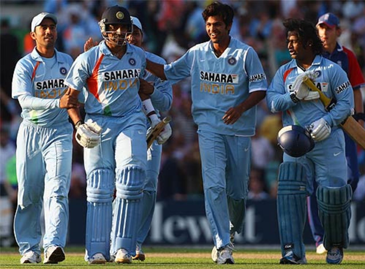 Indian players congratulate Robin Uthappa after winning the match, England v India, 6th ODI, The Oval, September 5, 2007