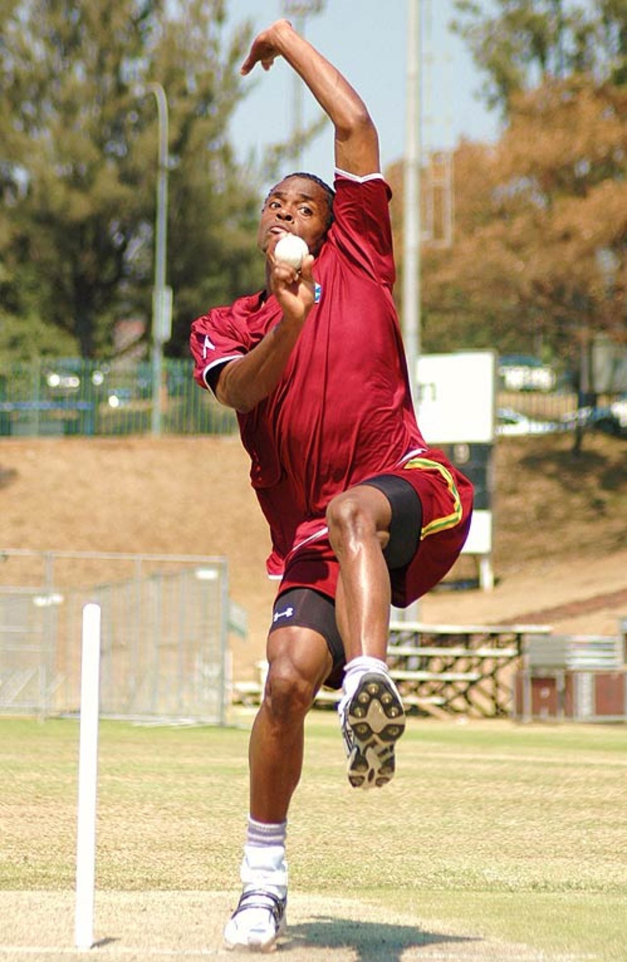 Daren Powell steams in at the nets, Johannesburg, September 7, 2007 