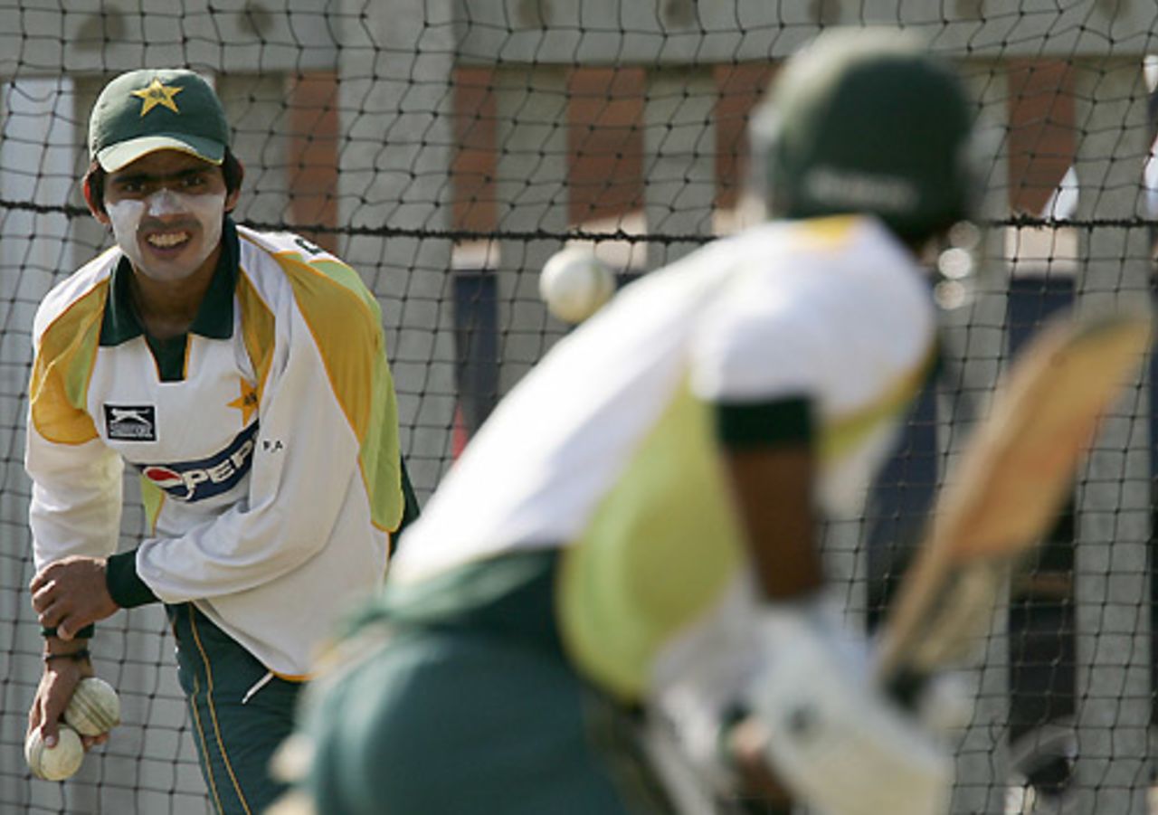 Fawad Alam, Pakistan's slow left-arm orthodox bowler, bowls in the nets, Benoni, September 8, 2007