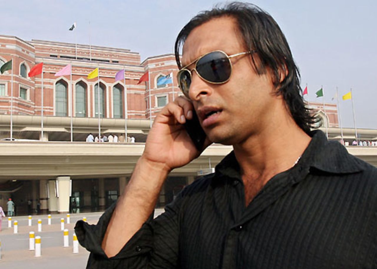Shoaib Akhtar leaves the Lahore airport, September 8, 2007