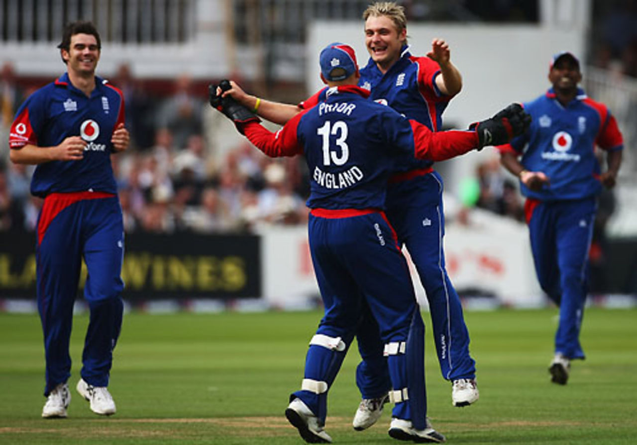 Luke Wright is congratulated by team-mates for catching Gautam Gambhir, England v India, 7th ODI, Lord's, September 8, 2007