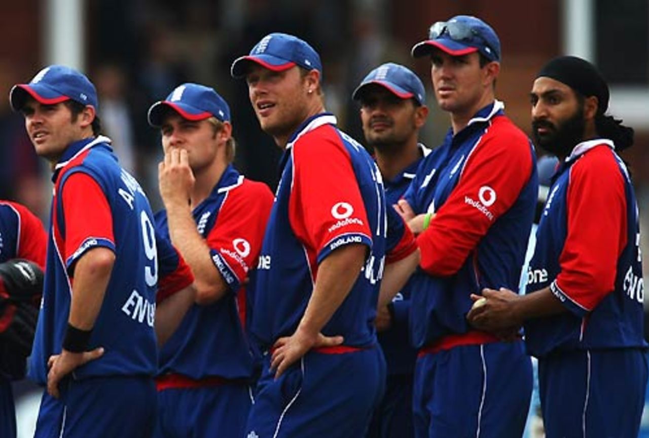 England players await the third umpire's decision as India slide further, England v India, 7th ODI, Lord's, September 8, 2007