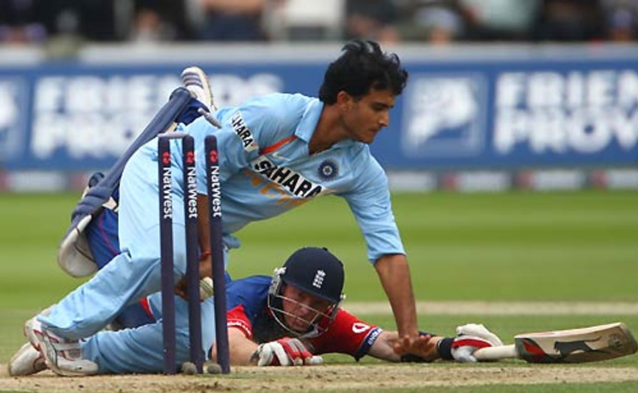 Sourav Ganguly dislodges the bails before Ian Bell makes his ground, England v India, 7th ODI, Lord's, September 8, 2007