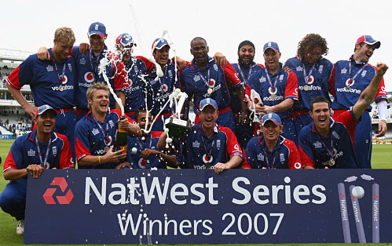 England celebrate their series victory, England v India, 7th ODI, Lord's, September 8, 2007