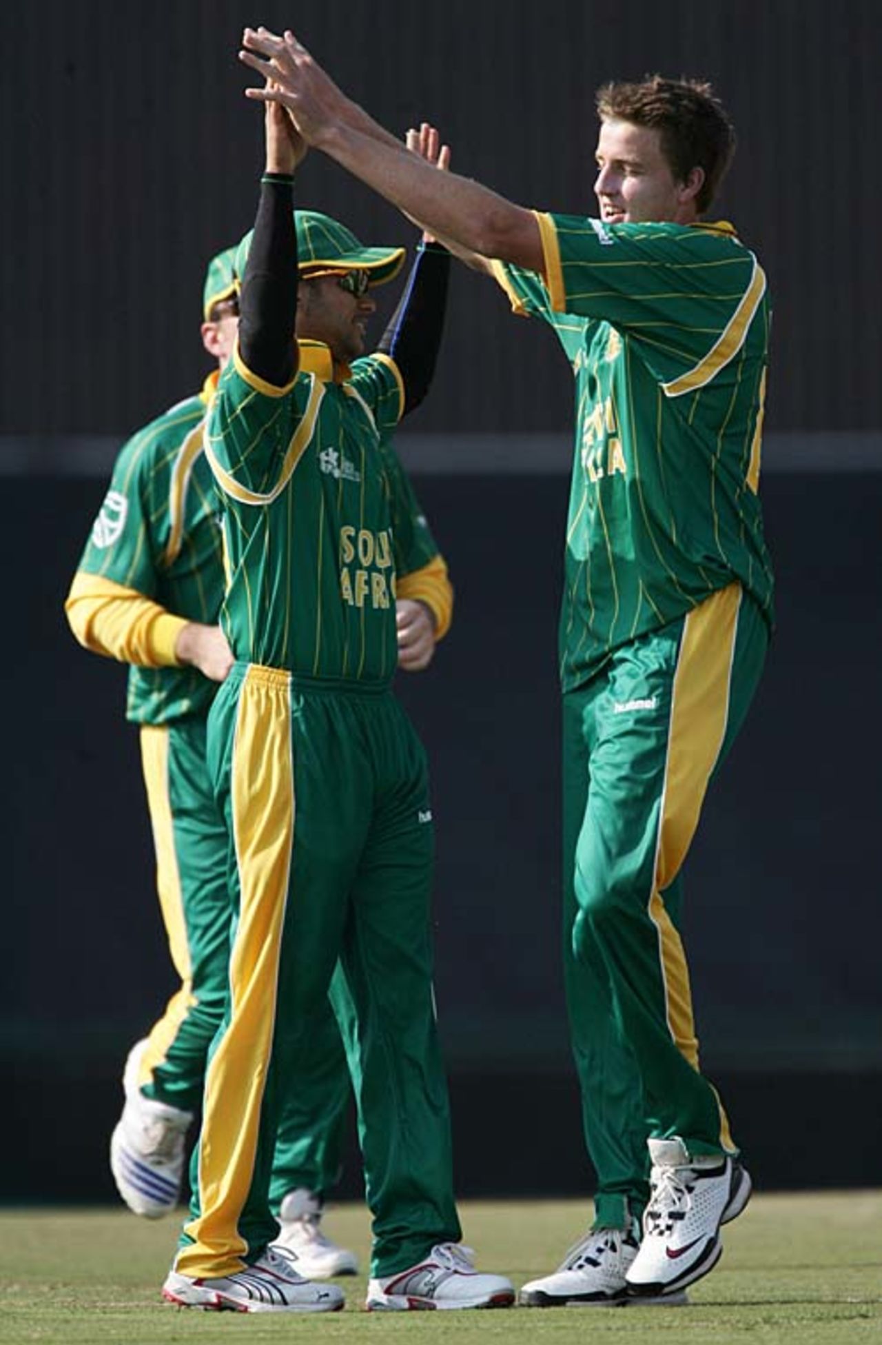 Morne Morkel celebrates after bowling Brad Hogg, South Africa v Australia, Twenty20 warm-up, Centurion, September 9, 2007