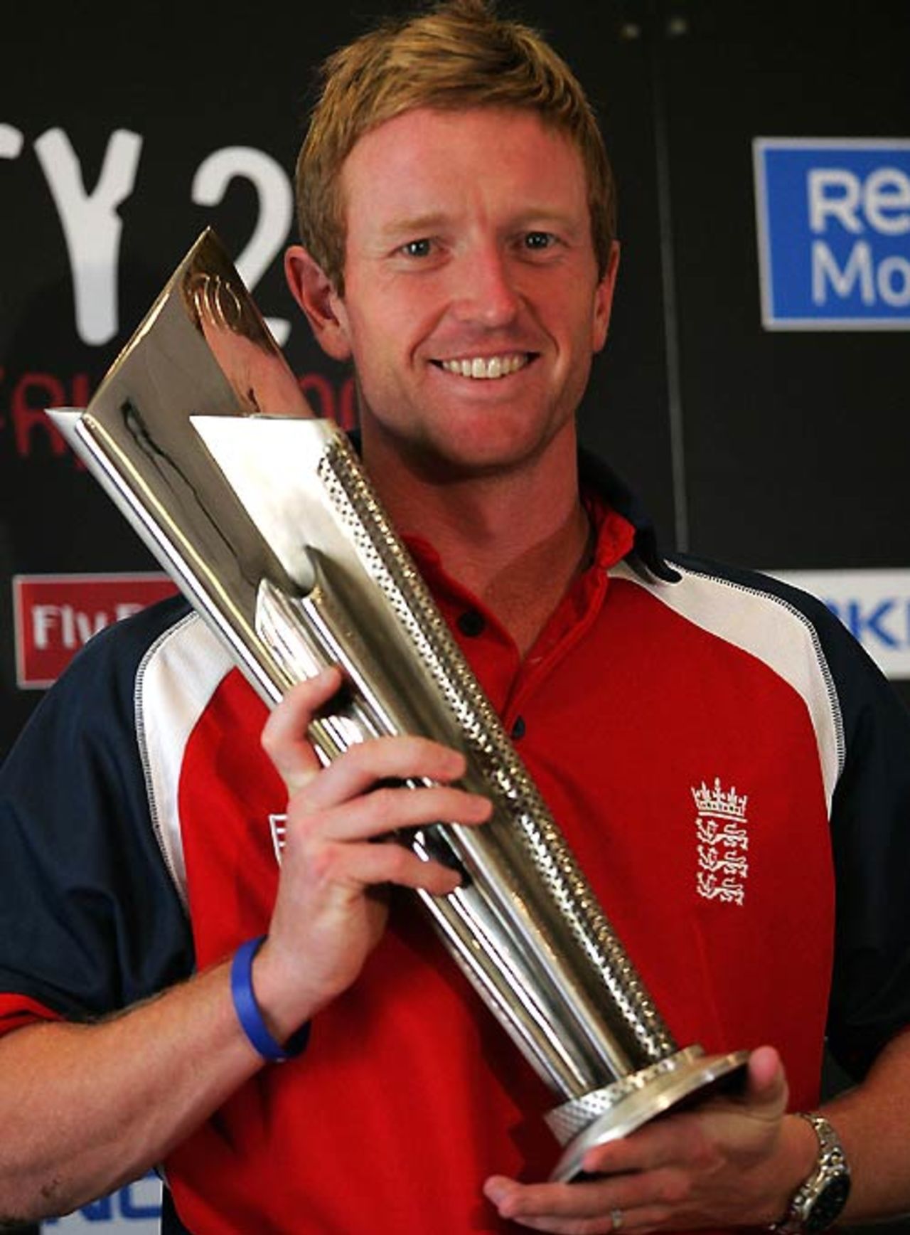 Paul Collingwood gets a feel of the ICC World Twenty20 trophy, Johannesburg, September 10, 2007