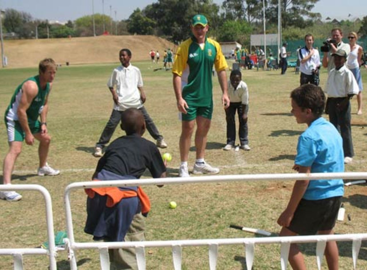 Graeme Smith and Jonty Rhodes play with kids as a part of the ICC's program with UNICEF, Johannesburg, September 10, 2007