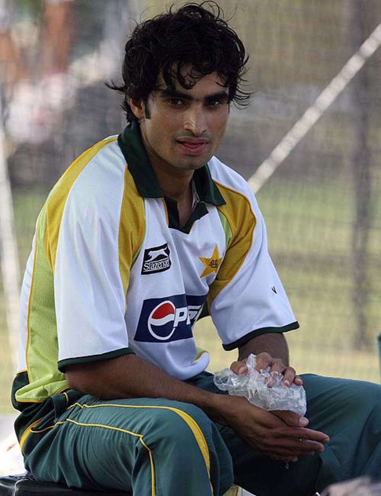 Imran Nazir uses the ice pack during practice , Durban, September 11, 2007