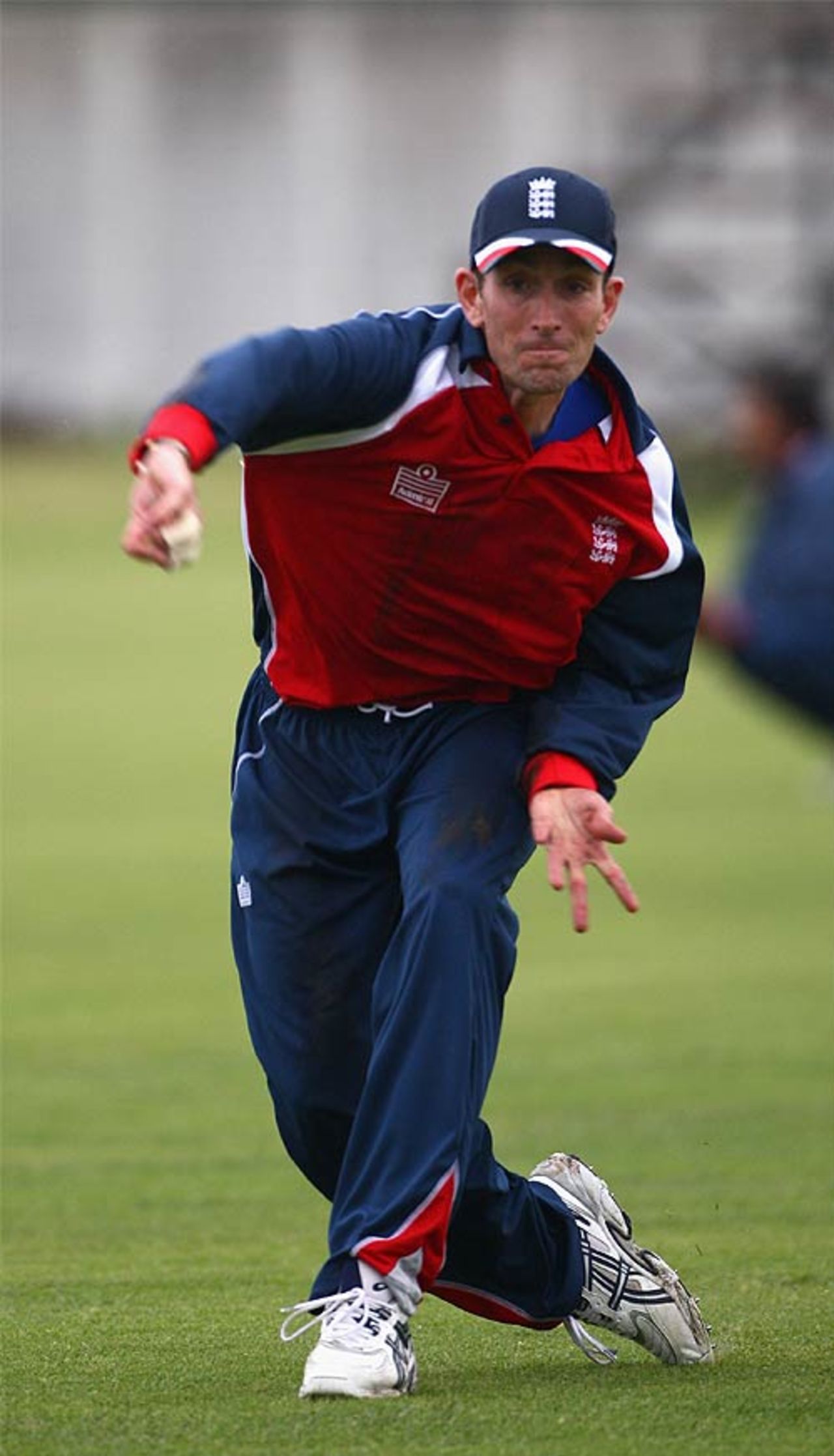 James Kirtley does some fielding practice, Cape Town, September 11, 2007