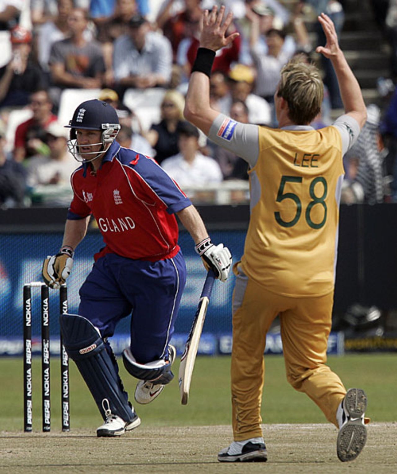 Darren Maddy scrambles a single to the frustration of Brett Lee, England v Australia, Group B, ICC World Twenty20, Cape Town, September 14, 2007