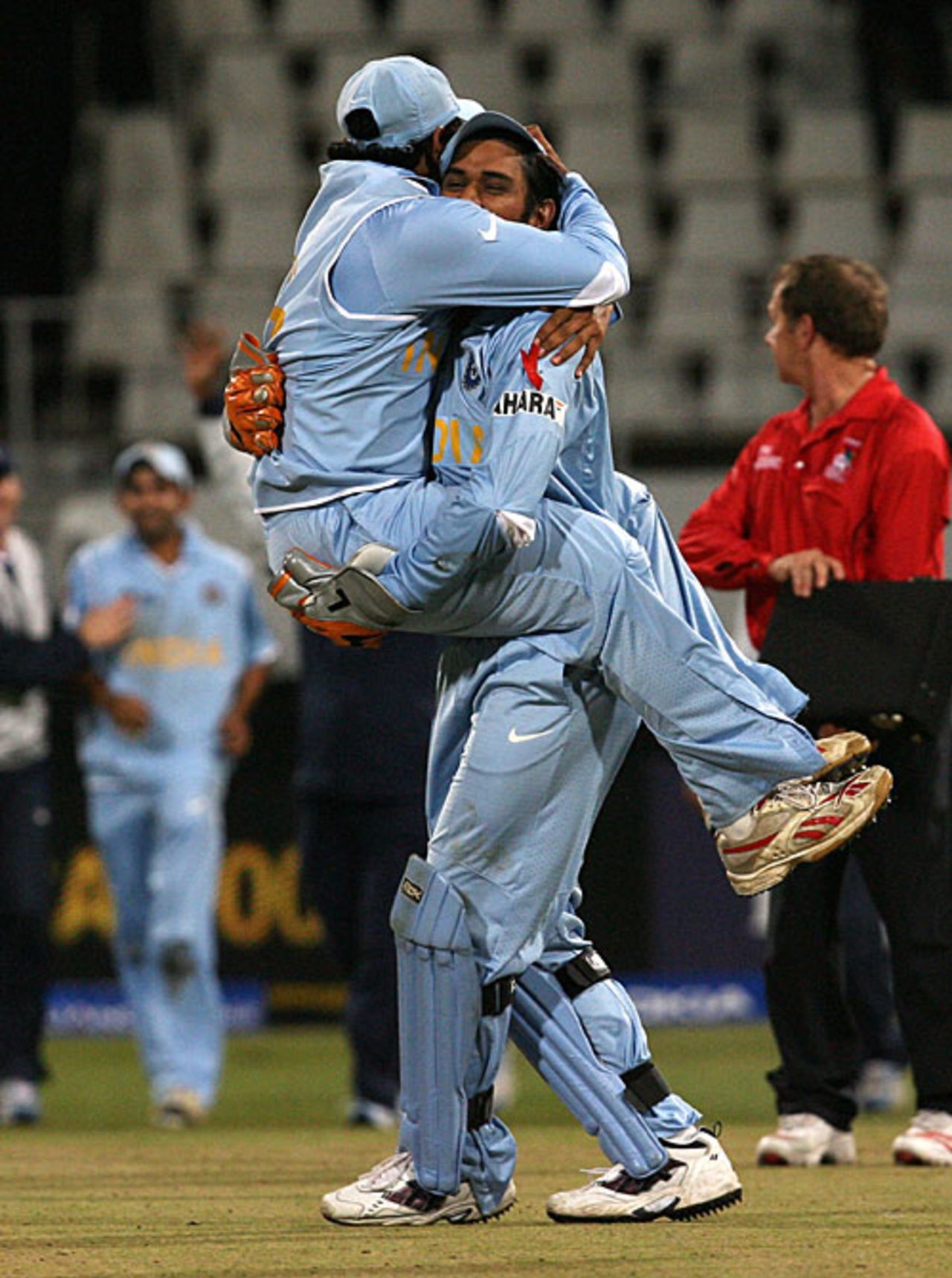 Robin Uthappa jumps into Mahendra Singh Dhoni's arms after India won the Twenty20, India v Pakistan, Group D, ICC World Twenty20, Durban, September 14, 2007