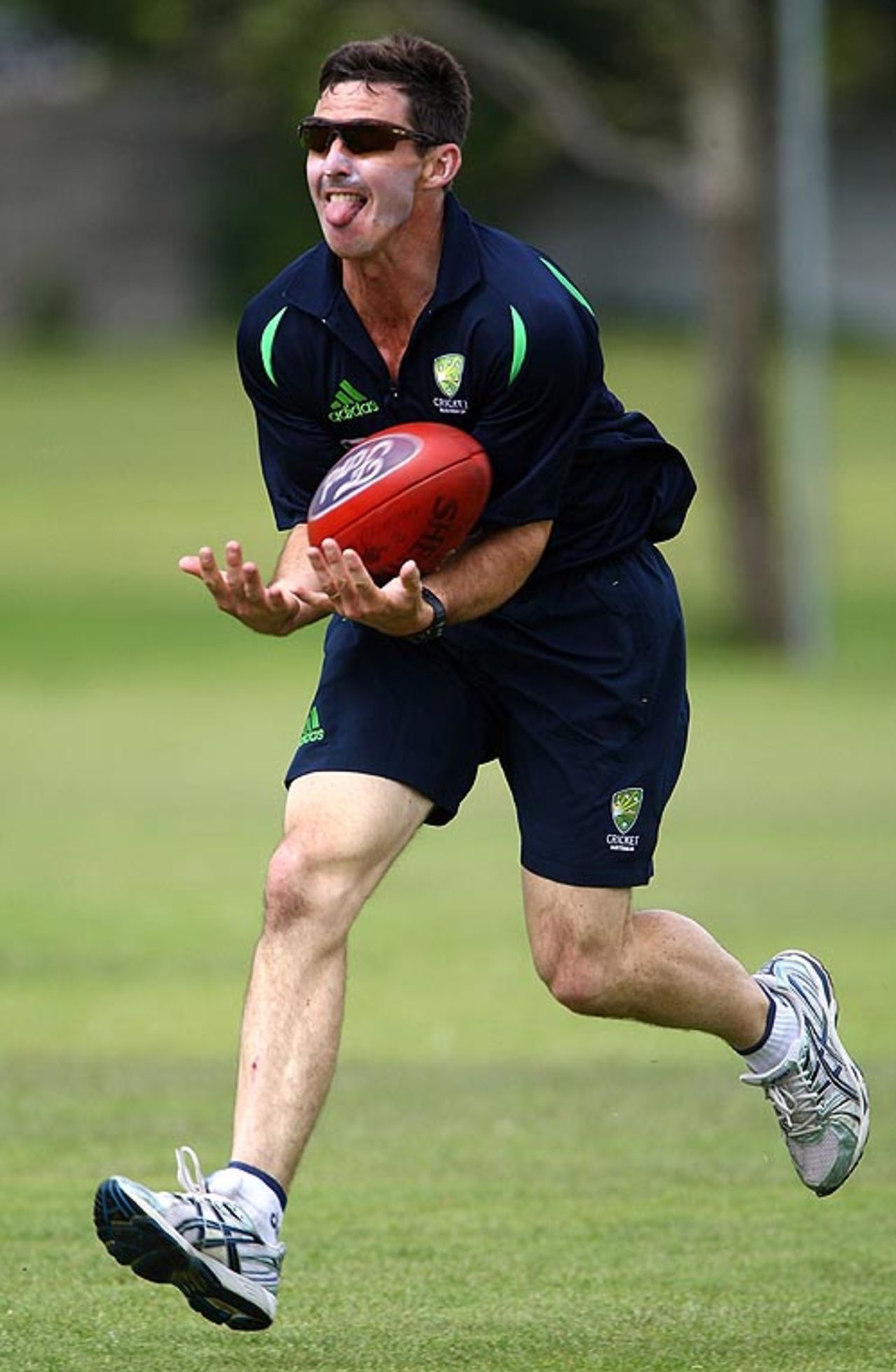 Brad Hogg catches a football during practice, Cape Town, ICC World Twenty20, September 15, 2007