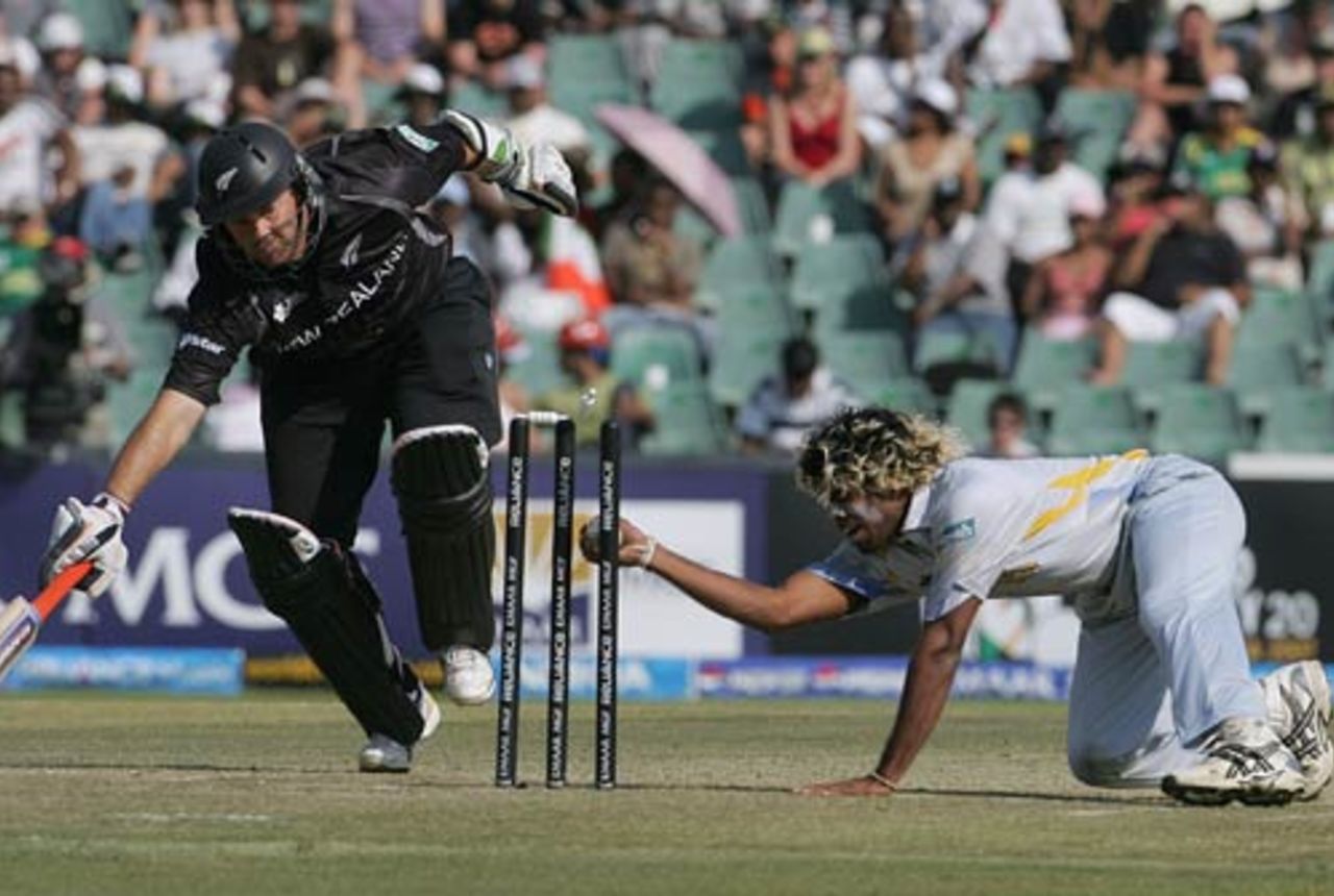 Lasith Malinga runs out Craig McMillan, New Zealand v Sri Lanka, Group C, Johannesburg, September 15, 2007