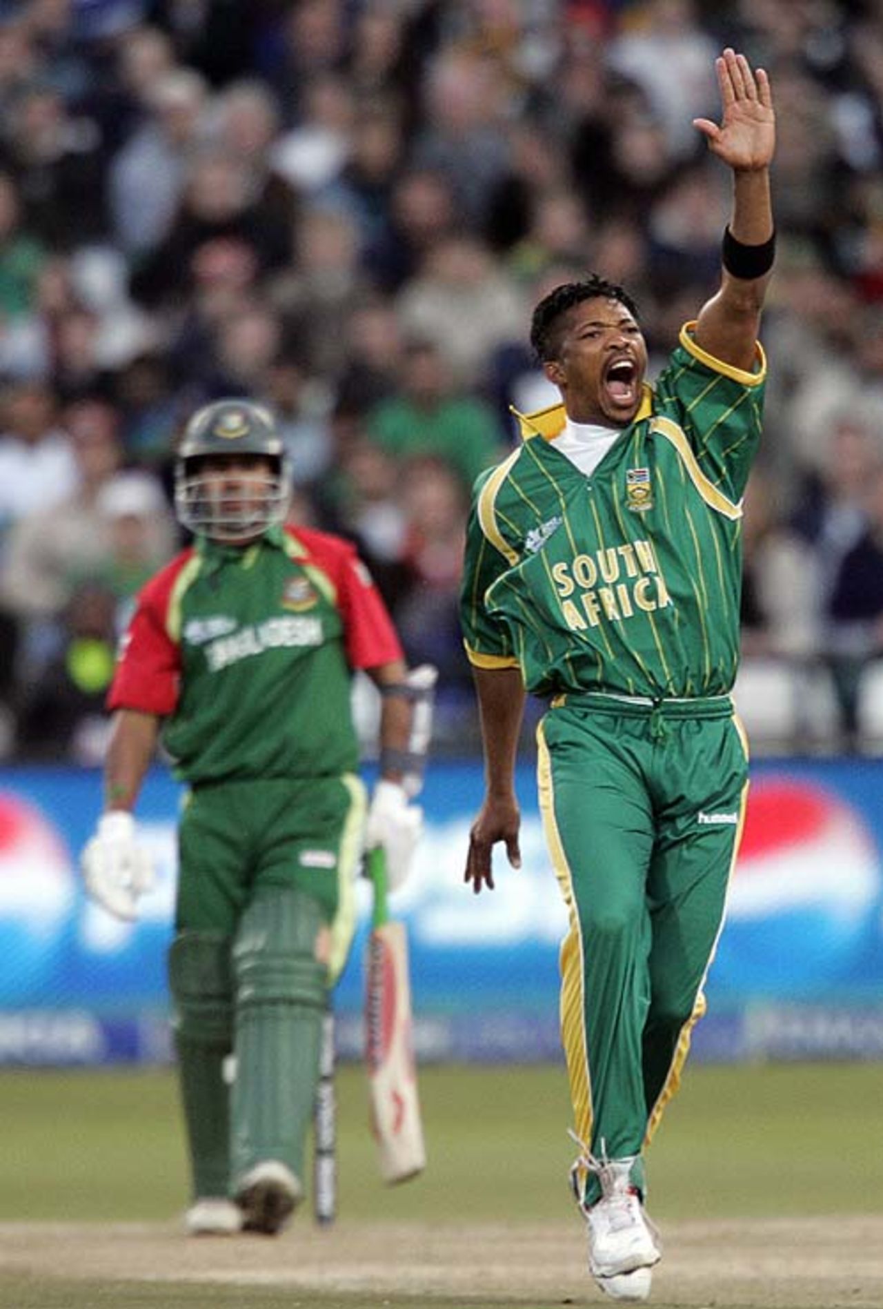 Makhaya Ntini makes a successful appeal against Nazimuddin, South Africa v Bangladesh, Group A, ICC World Twenty20, Cape Town, September 15, 2007 