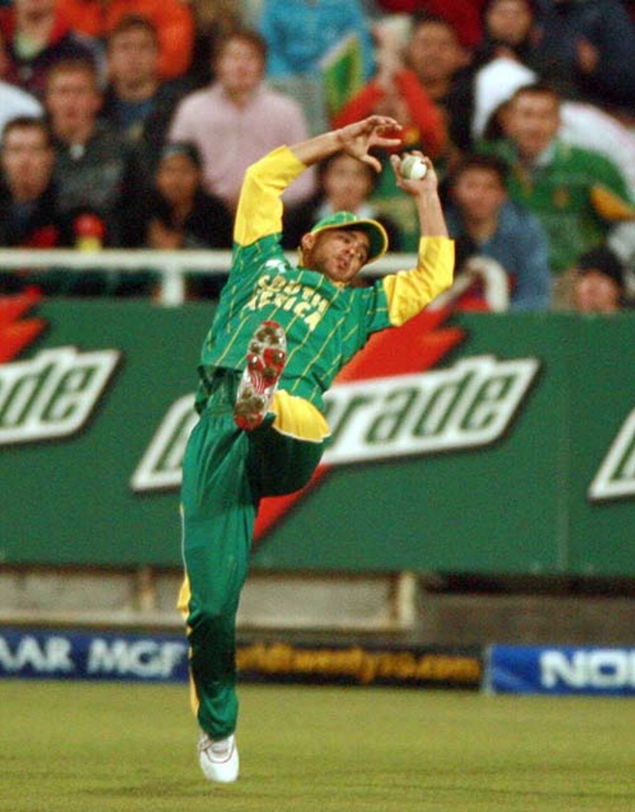 JP Duminy pulls off a stunning catch to dismiss Mashrafe Mortaza, South Africa v Bangladesh, Group A, ICC World Twenty20, Cape Town, September 15, 2007 