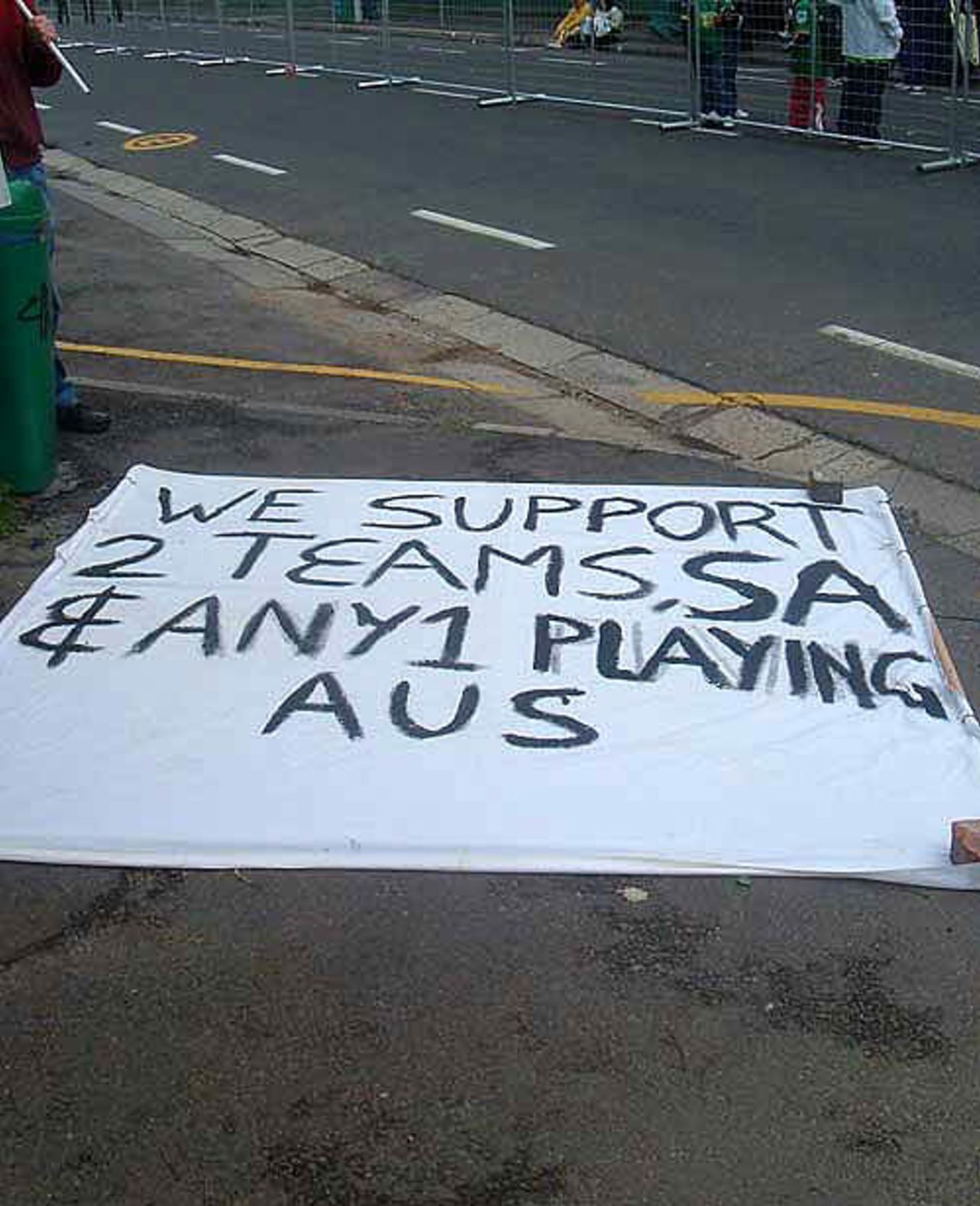 Supporters make their intentions clear ahead of the double-header at Newlands, Cape Town, September 16, 2007