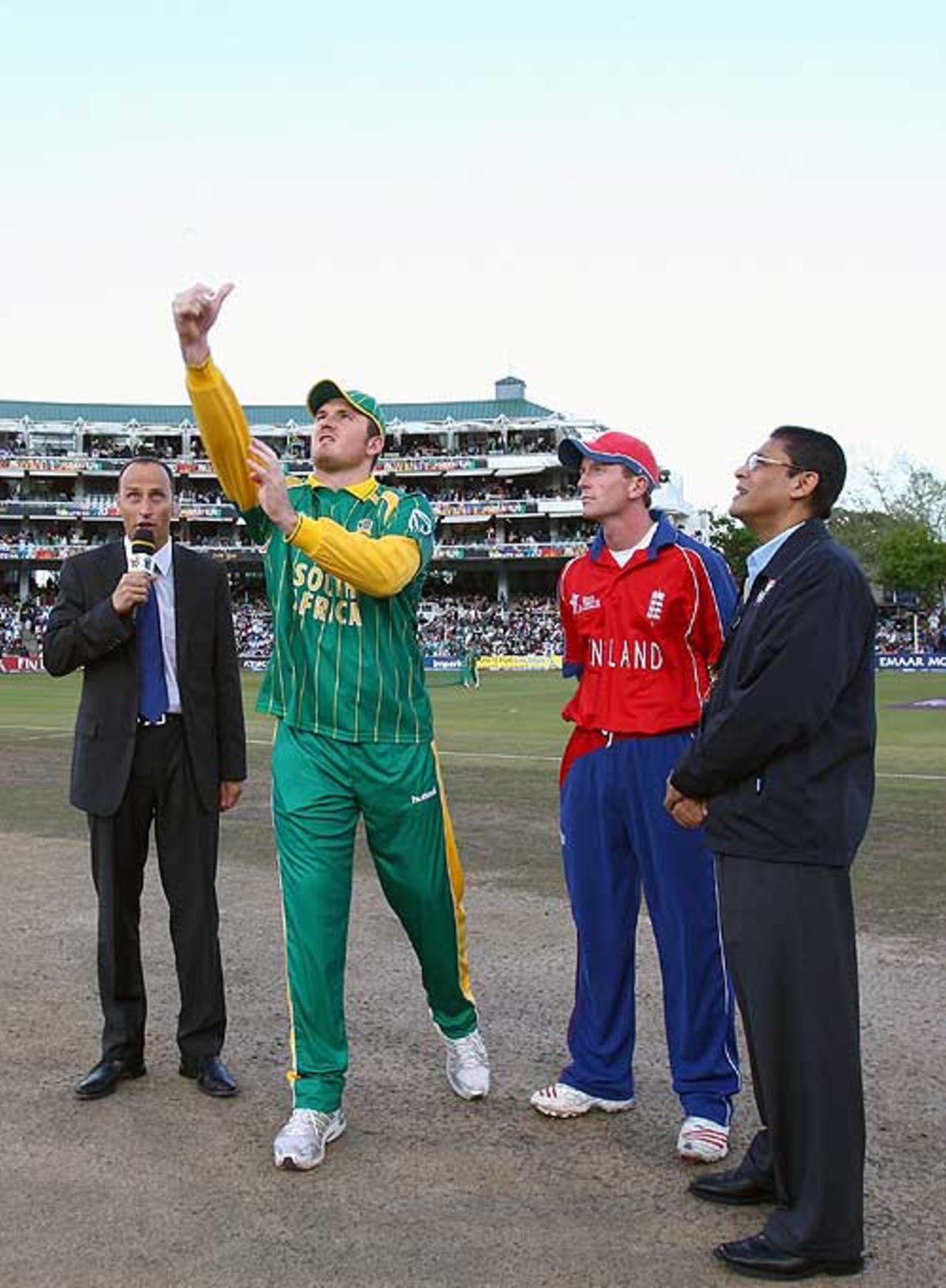 Graeme Smith tosses and Paul Collingwood calls correctly, Group E, ICC World Twenty20, Cape Town, September 16, 2007