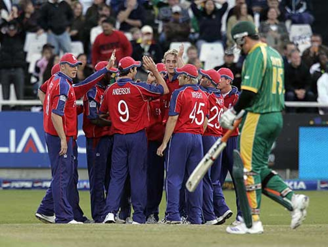 Graeme Smith departs for 19 as England's fielders celebrate, Group E, ICC World Twenty20, Cape Town, September 16, 2007