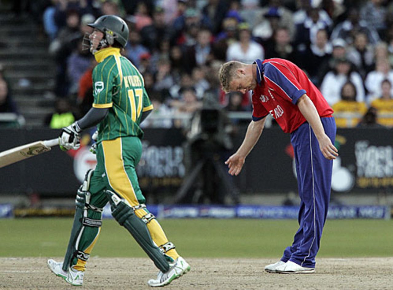 Andrew Flintoff wishes AB de Villiers a safe journey home, Group E, ICC World Twenty20, Cape Town, September 16, 2007