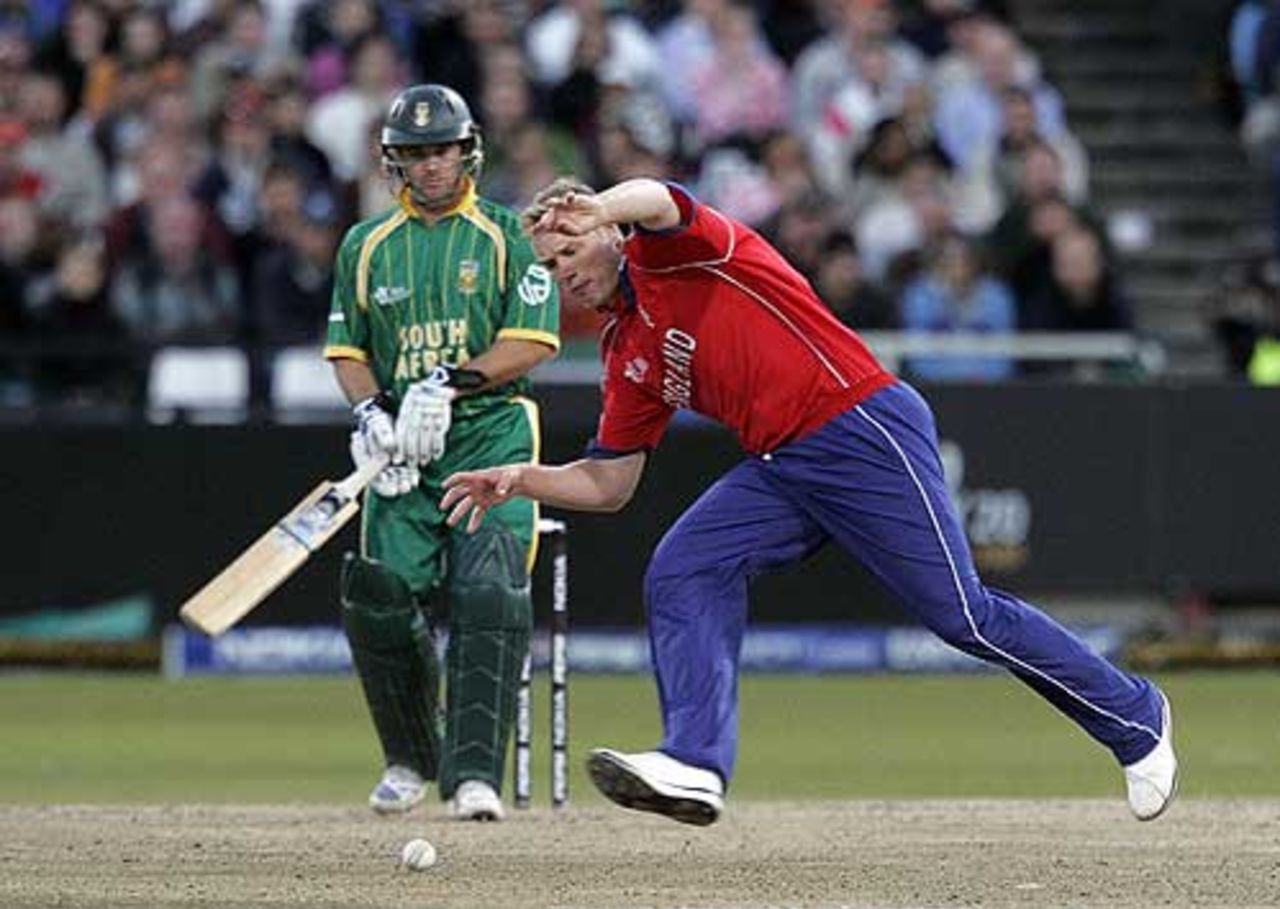 Andrew Flintoff swoops and fields in his followthrough, Group E, ICC World Twenty20, Cape Town, September 16, 2007