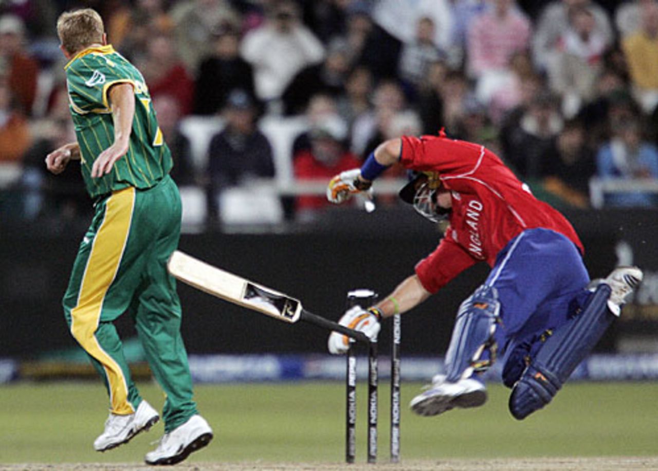 Kevin Pietersen collides with Shaun Pollock and is caught short by a direct hit from Makhaya Ntini, Group E, ICC World Twenty20, Cape Town, September 16, 2007