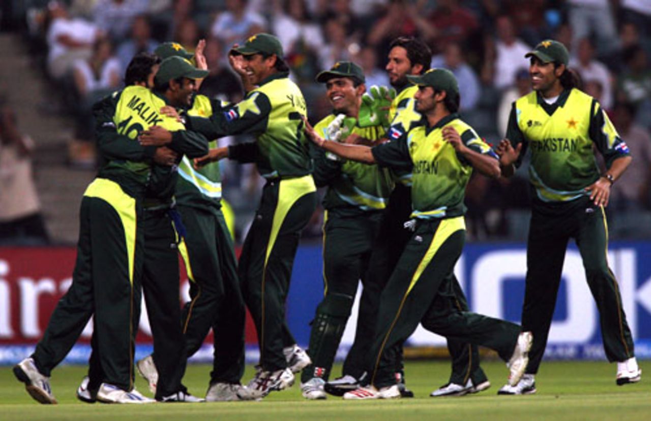 The Pakistan players celebrate the fall of Mahela Jayawardene, Pakistan v Sri Lanka, Group F, ICC World Twenty20, Johannesburg, September 17, 2007