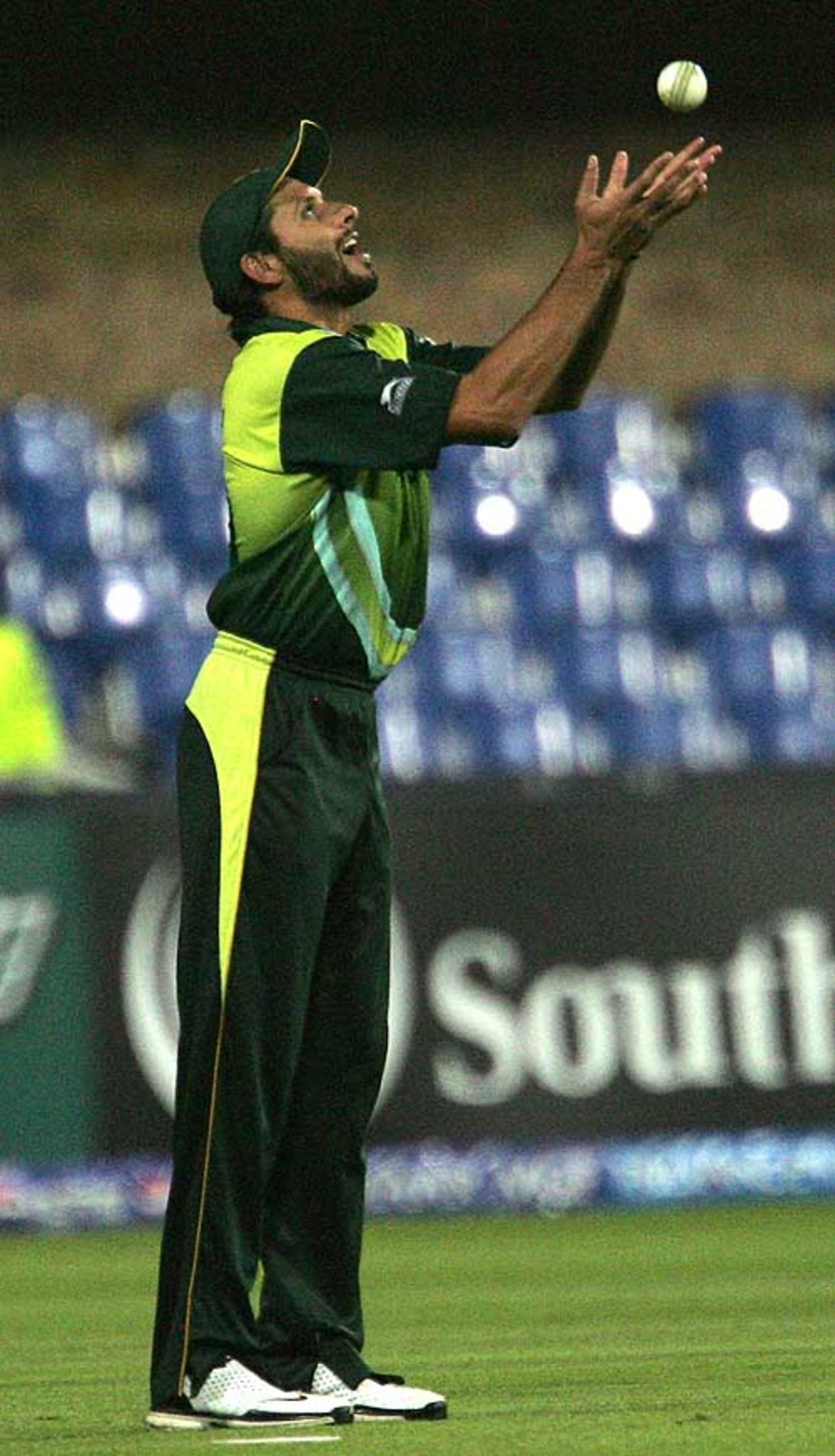 Shahid Afridi takes the catch to get rid of Jehan Mubarak, Pakistan v Sri Lanka, Group F, ICC World Twenty20, Johannesburg, September 17, 2007