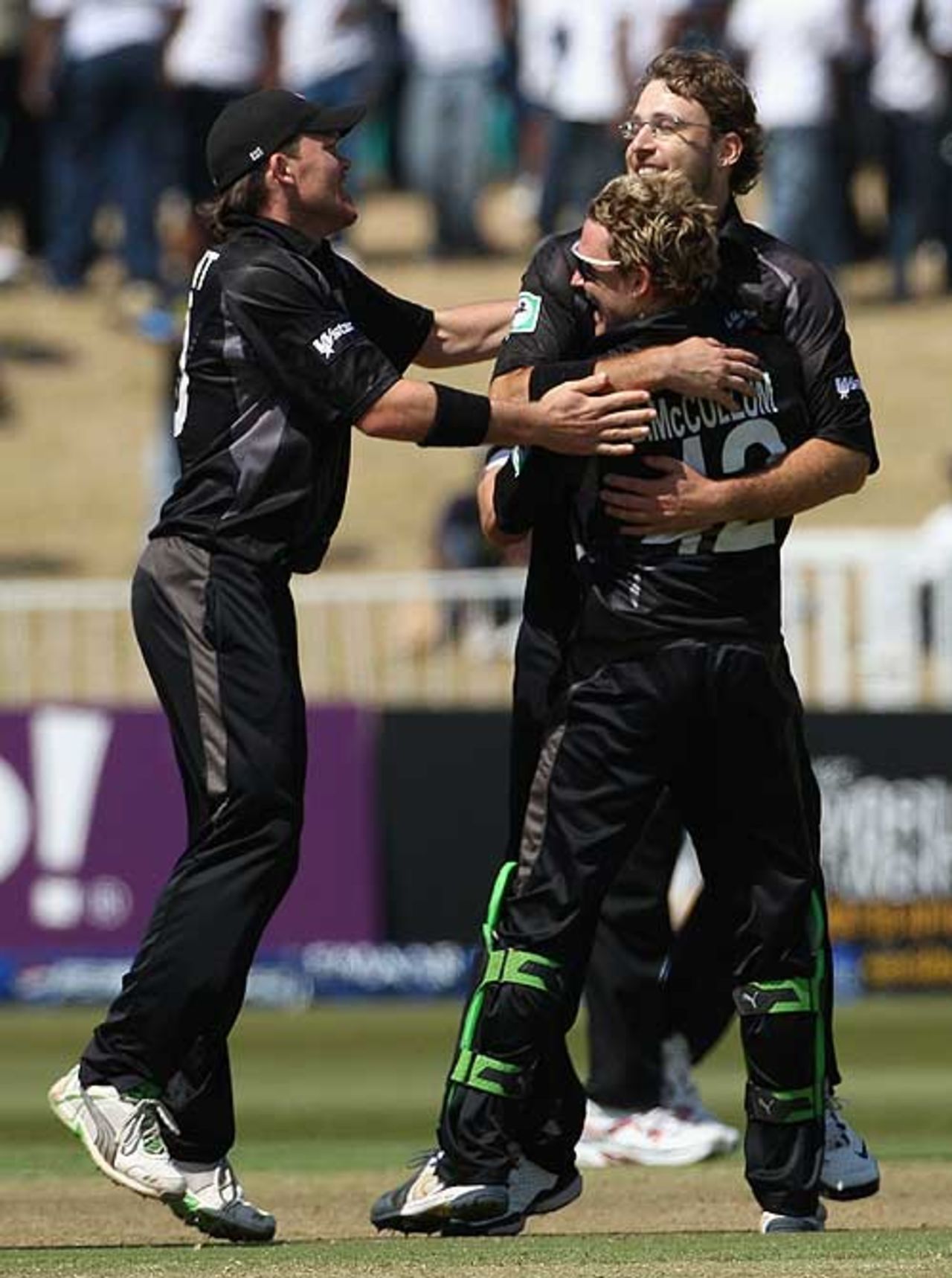 Daniel Vettori and Brendon McCullum celebrate the run-out of Andrew Flintoff, England v New Zealand, Group E, ICC World Twenty20, Johannesburg, September 18, 2007