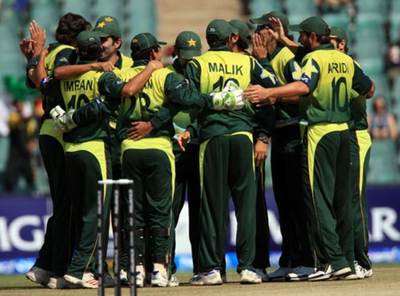Pakistan celebrate the fall of the in-form Matthew Hayden, Australia v Pakistan, Group F, ICC World Twenty20, Johannesburg, September 18, 2007