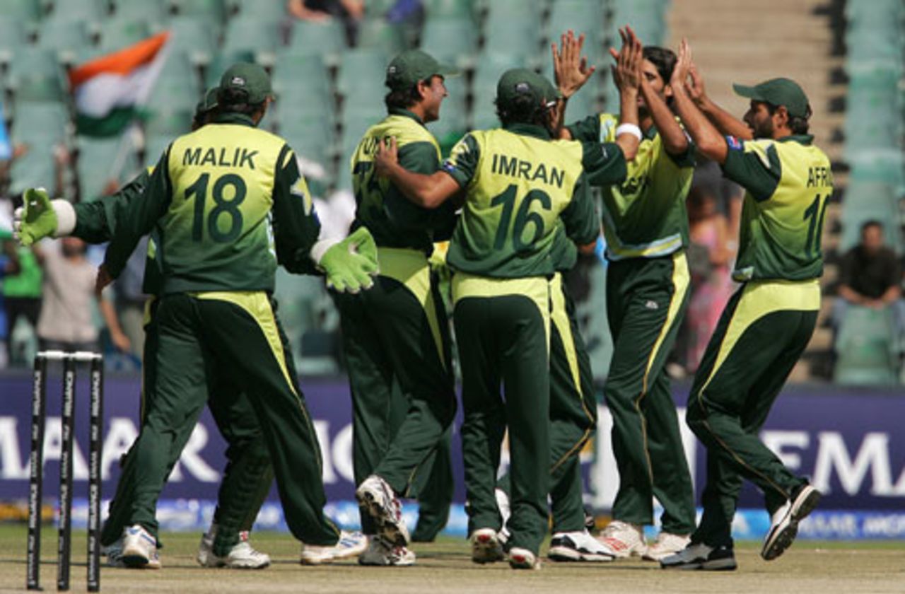 Pakistan are elated after dismissing the in-form Matthew Hayden, Australia v Pakistan, Group F, ICC World Twenty20, Johannesburg, September 18, 2007
