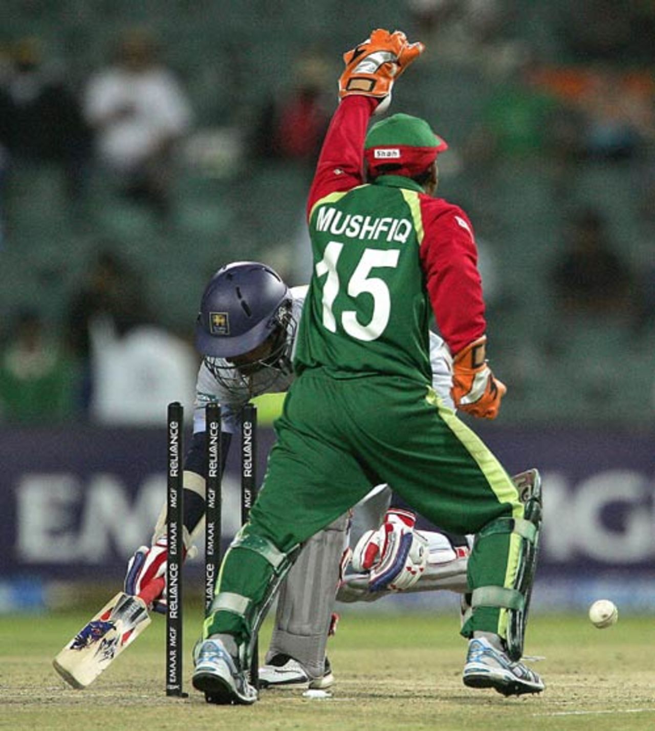 Mahela Jayawardene survives a run-out attempt, Bangladesh v Sri Lanka, Group F, ICC World Twenty20, Johannesburg, September 18, 2007