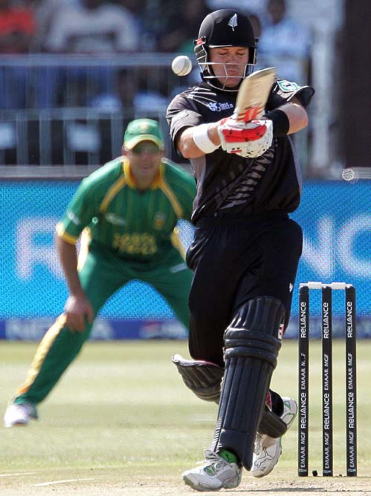 Lou Vincent misses a pull shot, South Africa v New Zealand, Group E, ICC World Twenty20, Durban, September 19, 2007
