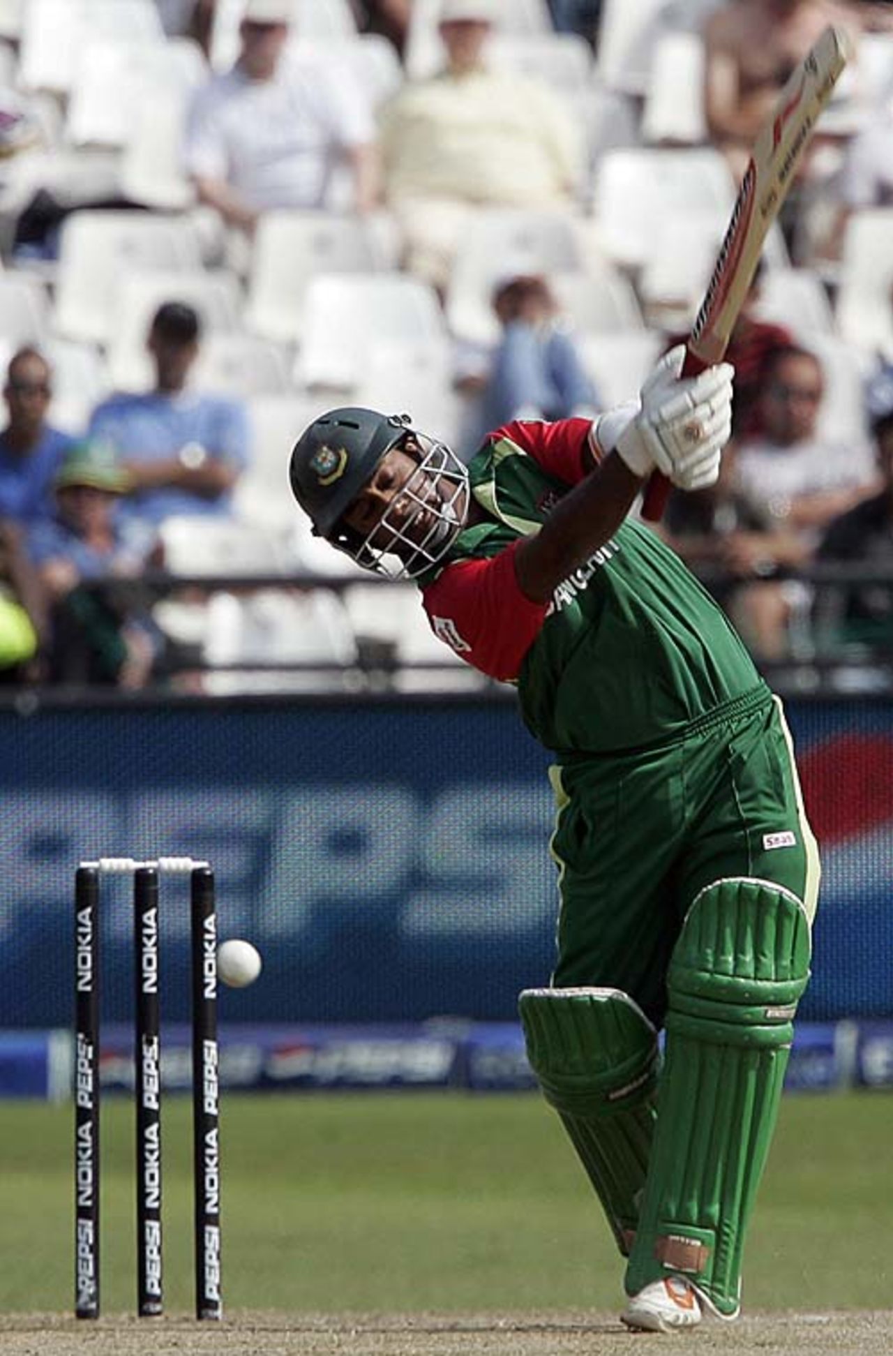 Aftab Ahmed tries for a maximum, Bangladesh v Pakistan, Group F, ICC World Twenty20, Cape Town, September 20, 2007