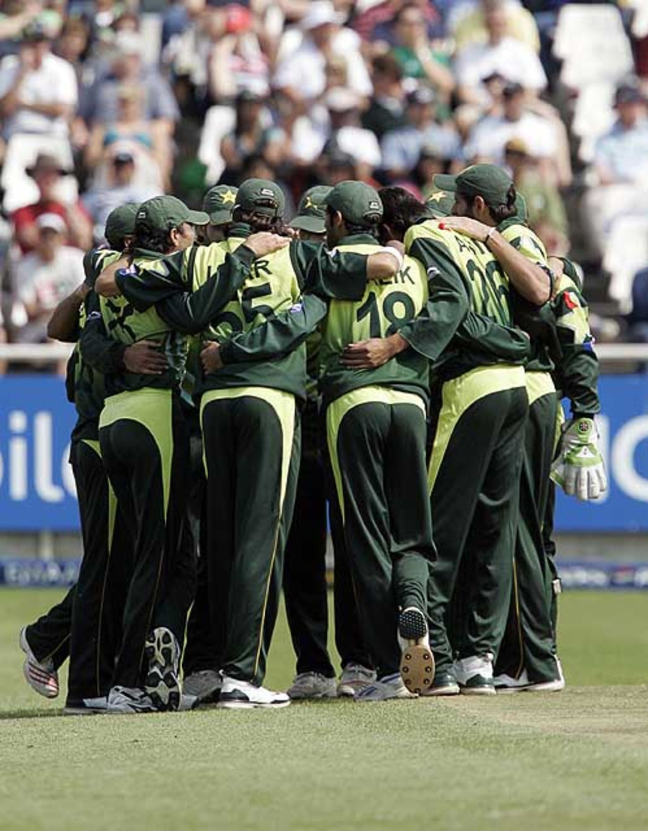 The Pakistan players huddle up after Tamim Iqbal falls, Bangladesh v Pakistan, Group F, ICC World Twenty20, Cape Town, September 20, 2007