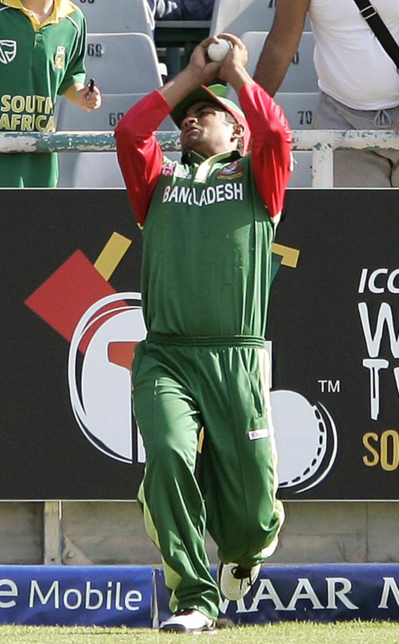 Tamim Iqbal takes a catch to dismiss Muhammad Hafeez, Bangladesh v Pakistan, Group F, ICC World Twenty20, Cape Town, September 20, 2007