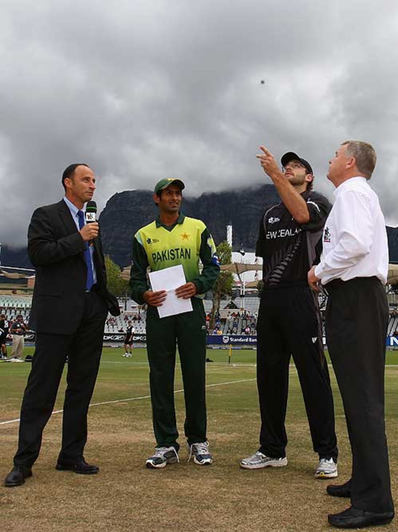 Daniel Vettori and Shoaib Malik toss up at Newlands, Pakistan v New Zealand, 1st Semi-final, ICC World Twenty20, Cape Town
