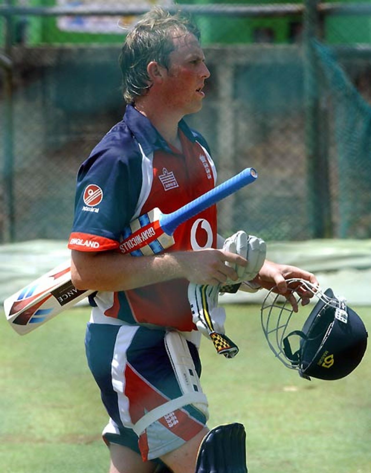 Graeme Swann gets ready for a hit in the nets at the R Premadasa Stadium, Colombo, September 23, 2007