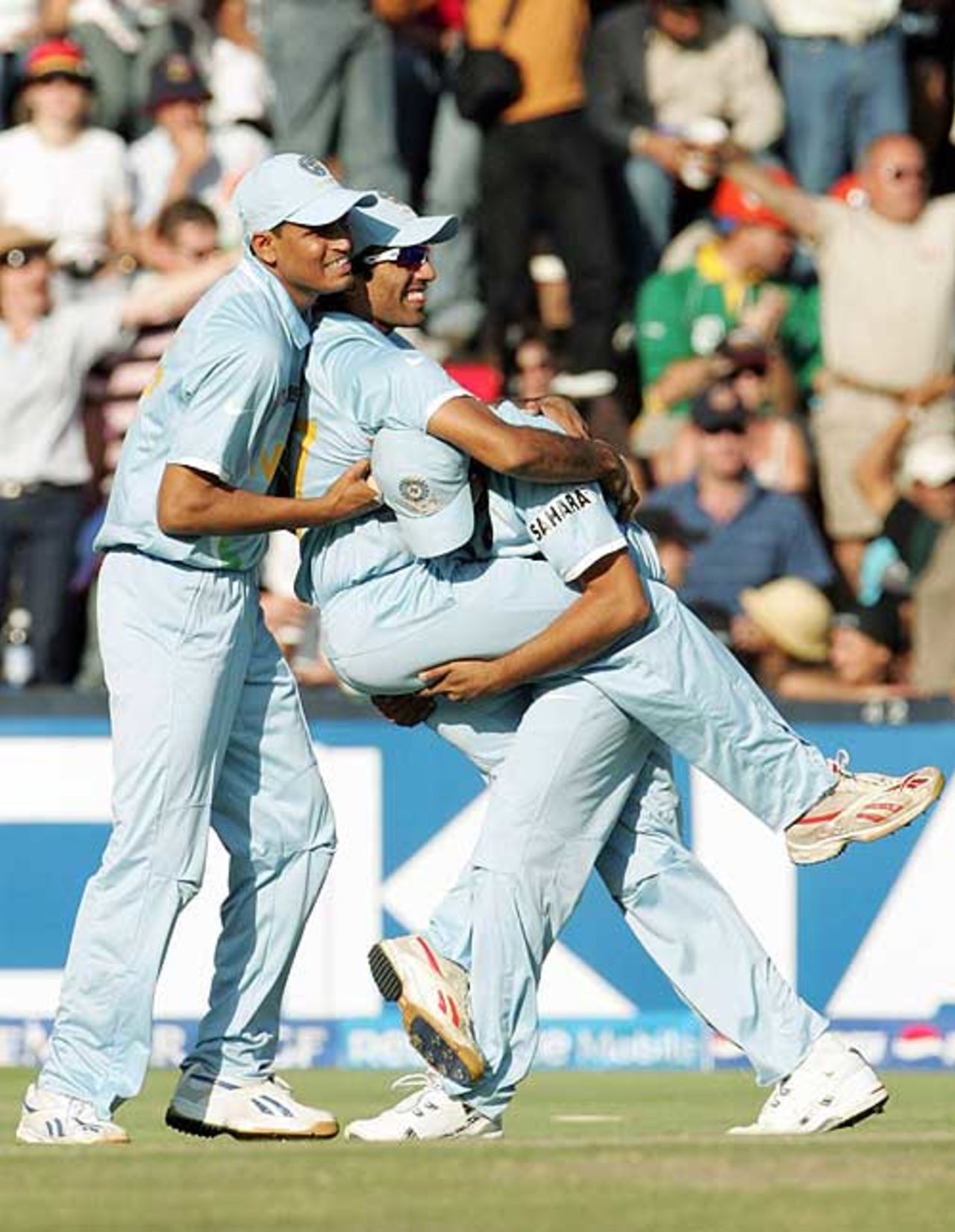 Robin Uthappa celebrates running out Imran Nazir with a direct hit, India v Pakistan, ICC World Twenty20 final, Johannesburg, September 24, 2007