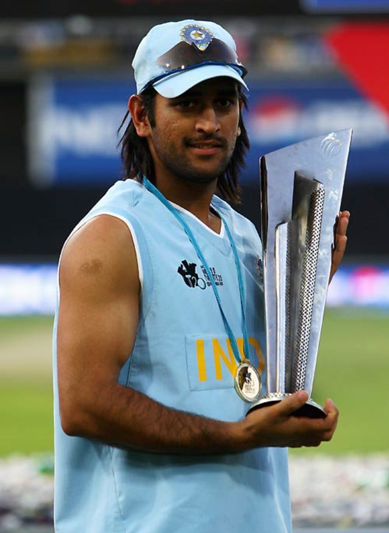 Mahendra Singh Dhoni gets his hands on the ICC World Twenty20 trophy, India v Pakistan, ICC World Twenty20 final, Johannesburg, September 24, 2007