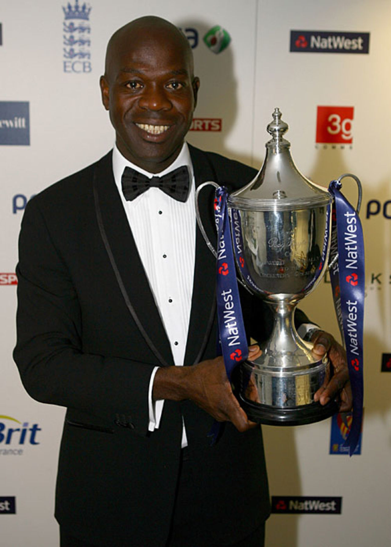 Ottis Gibson with his Players Player-of-the-Year award at the annual PCA Awards Dinner at the Albert Hall, London, September 24, 2007