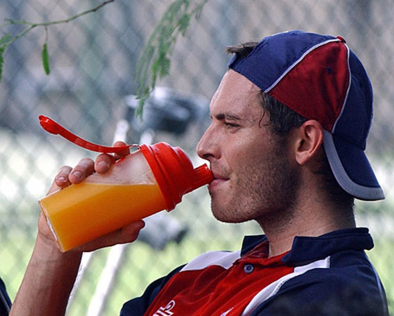 Chris Tremlett takes liquids on board in the heat, Colombo, September 26, 2007