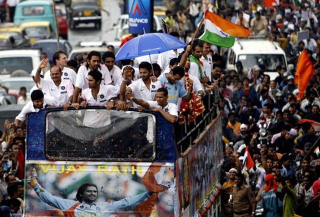 Indian players get a heroes' welcome in Mumbai, Mumbai, September 26, 2007