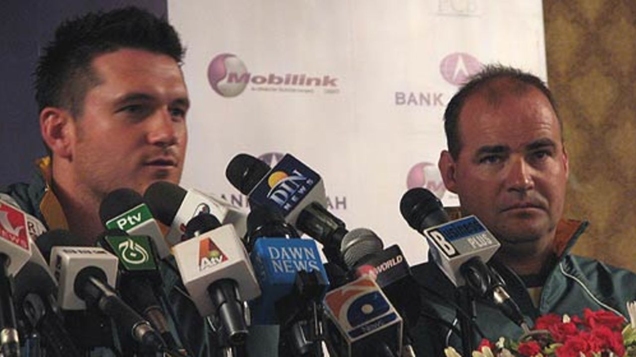 Graeme Smith and Mickey Arthur at a press conference, Karachi, September 26, 2007